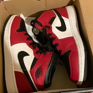 Jordan 1 Mid GS Chicago Black Toe Size 4
